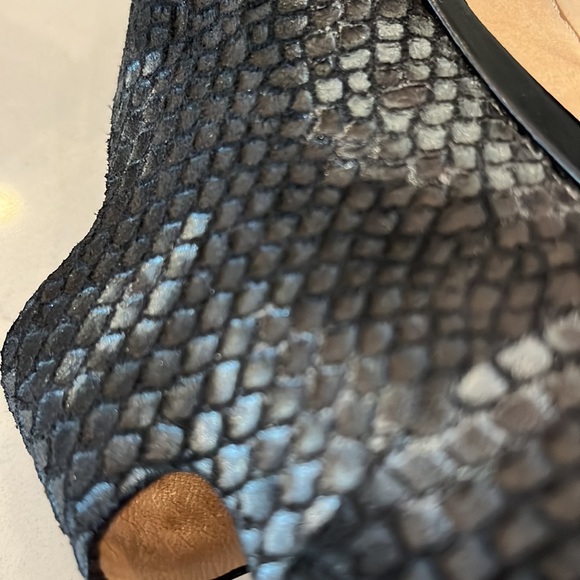 Kors Michael Kors pull on blackish python embossed. Heeled sandal size 5 1/2. - Picture 9 of 10